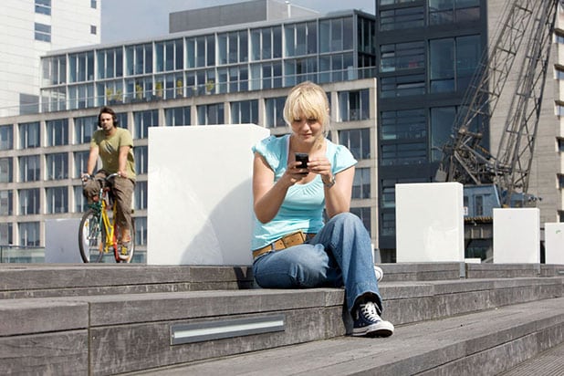 Das mobile Internet ist allgegenwärtig: Inzwischen nutzt jeder zweite Deutsche ein Smartphone. Foto: djd/E-Plus Gruppe