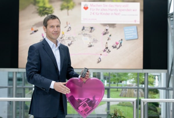 René Obermann (Vorstandsvorsitzender der Deutschen Telekom AG) ruft zur großen Handy-Rücknahme-Aktion auf und wirbt für den doppelt guten Zweck. Foto: obs/Deutsche Telekom AG