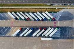 Mit Hilfe der Telematik kann das Fahrerverhalten beispielsweise im öffentlichen Verkehr, in der Logistik, oder im Baugewerbe überwacht werden.