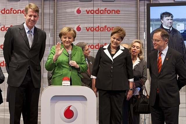 CeBIT Rundgang: Fritz Joussen und Angela Merkel starten LTE in ostdeutscher Gemeinde. Kanzlerin startet live von der CeBIT das schnelle Internet für Möllenhagen.